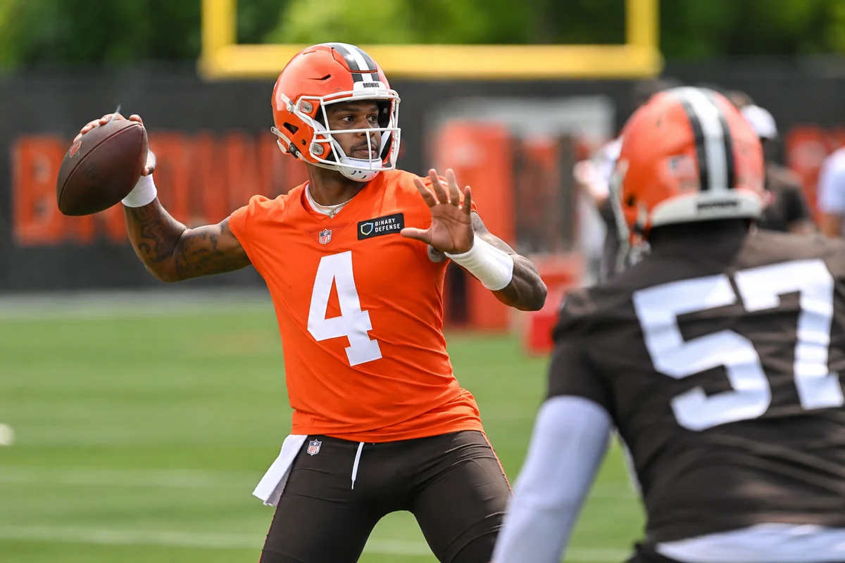 Vegas Sportsbooks Lock In on NFL Quarterback Battles as Camps Open